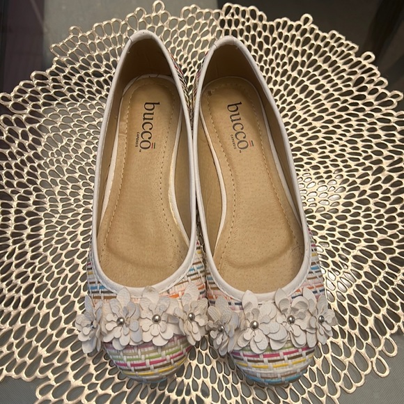 Bucco flats rattan material. New without box - Picture 1 of 3